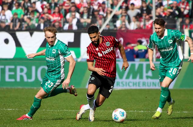 Deutschland: Fussball 2.Bundesliga 2025 2026, 25. Spieltag - Hannover 96 vs SpVgg Greuther Fürth - Heinz von Heiden Arena Stadion (Hannover): Elias Saad (Hannover 96, 24) Jannik Dehm (SpVgg Greuther Fürth, 23) Hannover