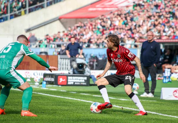Deutschland: Fussball 2.Bundesliga 2025 2026, 25. Spieltag - Hannover 96 vs SpVgg Greuther Fürth - Heinz von Heiden Arena Stadion (Hannover): Kolja Oudenne (Hannover 96, 29) Hannover