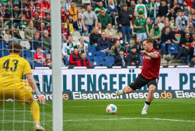 Deutschland: Fussball 2.Bundesliga 2025 2026, 25. Spieltag - Hannover 96 vs SpVgg Greuther Fürth - Heinz von Heiden Arena Stadion (Hannover): Torchance Benjamin Källman Benjamin Kallman (Hannover 96, 9) Silas Prüfrock Silas Prufrock (SpVgg Greuther Fürth, 43) Hannover
