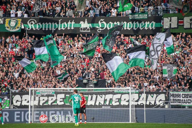 Deutschland: Fussball 2.Bundesliga 2025 2026, 25. Spieltag - Hannover 96 vs SpVgg Greuther Fürth - Heinz von Heiden Arena Stadion (Hannover): Zuschauer, Fans, Tribüne, Fahne, Transparent, Spruchband, Choreographie, Fanchoreo, Hannover