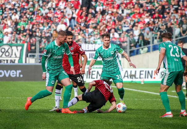 Deutschland: Fussball 2.Bundesliga 2025 2026, 25. Spieltag - Hannover 96 vs SpVgg Greuther Fürth - Heinz von Heiden Arena Stadion (Hannover): im Zweikampf Kolja Oudenne (Hannover 96, 29) Felix Klaus (SpVgg Greuther Fürth, 30) Hannover
