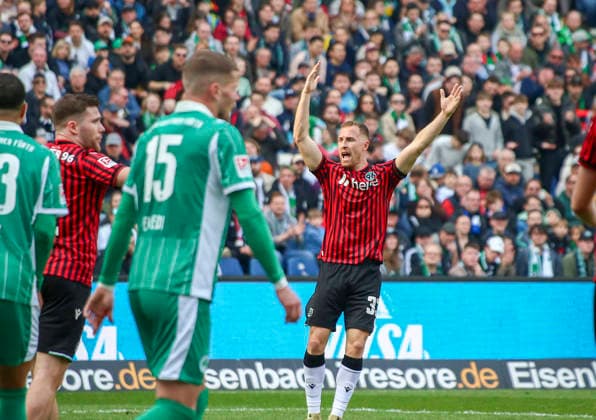 Deutschland: Fussball 2.Bundesliga 2025 2026, 25. Spieltag - Hannover 96 vs SpVgg Greuther Fürth - Heinz von Heiden Arena Stadion (Hannover): Mimik, Gesichtsausdruck, Emotion Maurice Neubauer (Hannover 96, 33) Hannover