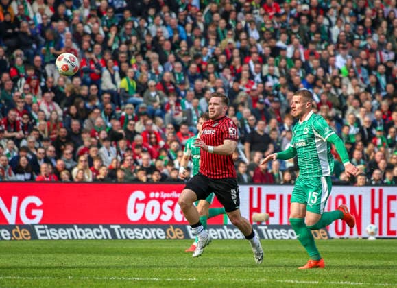 Deutschland: Fussball 2.Bundesliga 2025 2026, 25. Spieltag - Hannover 96 vs SpVgg Greuther Fürth - Heinz von Heiden Arena Stadion (Hannover): Torchance Benjamin Källman Benjamin Kallman (Hannover 96, 9) Jan Elvedi (SpVgg Greuther Fürth, 15) Hannover