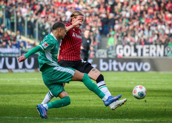 Deutschland: Fussball 2.Bundesliga 2025 2026, 25. Spieltag - Hannover 96 vs SpVgg Greuther Fürth - Heinz von Heiden Arena Stadion (Hannover): Stefan Teitur ÃžorÃ°arson Stefan Teitur Thordarson (Hannover 96, 23) Maximilian Dietz (SpVgg Greuther Fürth, 33) Hannover