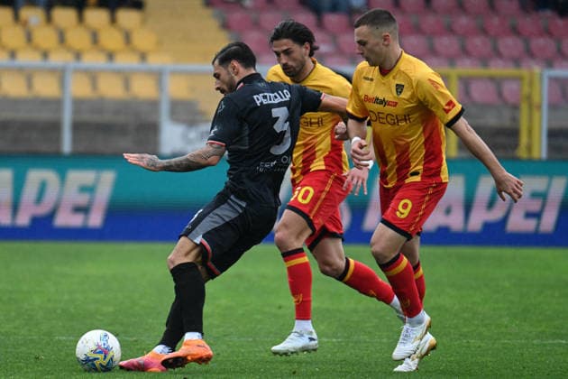 Giuseppe Pezzella (US Cremonese) against Nikola Stulic (Us Lecce) during US Lecce vs US Cremonese, Italian soccer Serie A match in Lecce, Italy, March 08 2026  Copyright: xPasqualexGolia IPAxSportx xipa-agency.netx xx IPA_72567490 IPA_Agency_IPA72567490