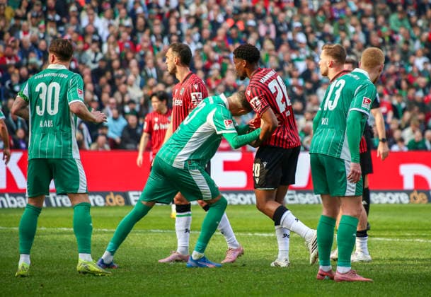 Deutschland: Fussball 2.Bundesliga 2025 2026, 25. Spieltag - Hannover 96 vs SpVgg Greuther Fürth - Heinz von Heiden Arena Stadion (Hannover): Maximilian Dietz (SpVgg Greuther Fürth, 33) Ime Okon (Hannover 96, 20) Hannover