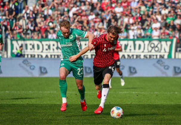 Deutschland: Fussball 2.Bundesliga 2025 2026, 25. Spieltag - Hannover 96 vs SpVgg Greuther Fürth - Heinz von Heiden Arena Stadion (Hannover): im Zweikampf Kolja Oudenne (Hannover 96, 29) Jannik Dehm (SpVgg Greuther Fürth, 23) Hannover