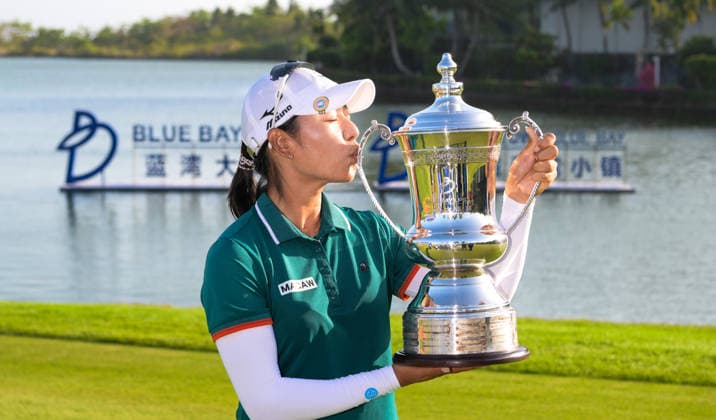 (260308) -- LINGSHUI, March 8, 2026 -- Lee Mi Hyang of South Korea kisses the trophy after the fourth round of the Blue Bay LPGA, Golf Damen golf tournament in Lingshui, south China s Hainan Province, March 8, 2026. ) (SP)CHINA-HAINAN-LINGSHUI-GOLF-BLUE BAY LPGA (CN) YangxGuanyu 