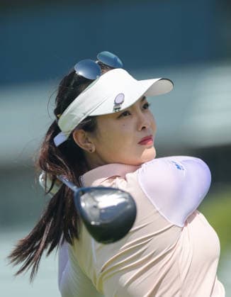 (260308) -- LINGSHUI, March 8, 2026 -- Zhang Weiwei of China plays a shot during the fourth round of the Blue Bay LPGA, Golf Damen golf tournament in Lingshui, south China s Hainan Province, March 8, 2026. ) (SP)CHINA-HAINAN-LINGSHUI-GOLF-BLUE BAY LPGA (CN) YangxGuanyu 