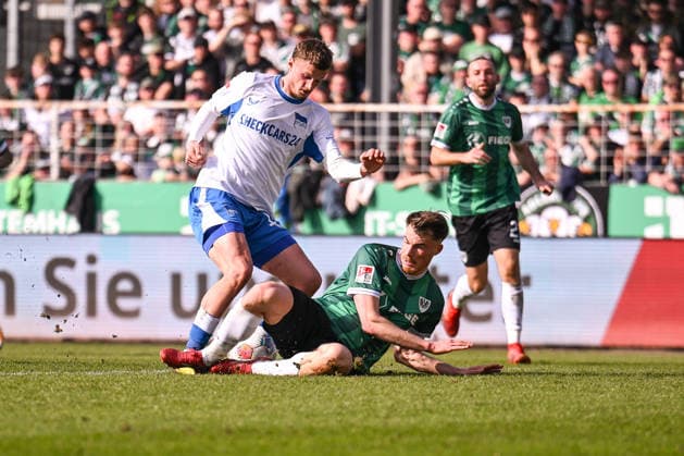 08.03.2026, Fussball, 2. Bundesliga, 25. Spieltag Saison 2025 2026, Preußen Münster - Hertha BSC, MichaÃ«l Cuisance (Hertha BSC) wird von Niko Koulis (Preußen Münster) gefoult . Anschließend gibt es Elfmeter xRHR-FOTO TKx