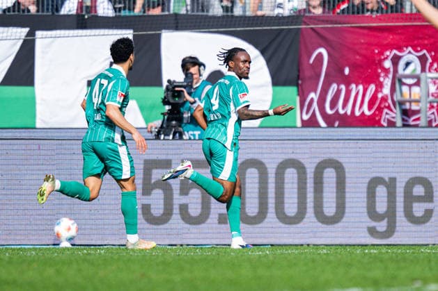 08.03.2026 - Fußball, 2025 2026, 2. Bundesliga, 25. Spieltag, Hannover 96 - SpVgg Greuther Fürth: (R) Noel Futkeu (Fürth) jubelt nach seinem Tor zum 0:1 mit (L) Sayfallah Ltaief (Fürth) DFL REGULATIONS PROHIBIT ANY USE OF PHOTOGRAPHS AS IMAGE SEQUENCES AND OR QUASI-VIDEO.