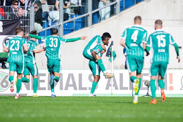 08.03.2026 - Fußball, 2025 2026, 2. Bundesliga, 25. Spieltag, Hannover 96 - SpVgg Greuther Fürth: Jubeltraube nach dem Tor zum 0:1 von Noel Futkeu (Fürth) DFL REGULATIONS PROHIBIT ANY USE OF PHOTOGRAPHS AS IMAGE SEQUENCES AND OR QUASI-VIDEO.