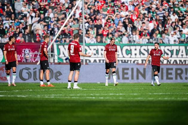 08.03.2026 - Fußball, 2025 2026, 2. Bundesliga, 25. Spieltag, Hannover 96 - SpVgg Greuther Fürth: (L-R) Virgil GhiÈ›a (Hannover), Maik Nawrocki (Hannover), Benjamin Källman (Hannover), Stefan Teitur Thordarson (Hannover), Noah Weißhaupt (Hannover) DFL REGULATIONS PROHIBIT ANY USE OF PHOTOGRAPHS AS IMAGE SEQUENCES AND OR QUASI-VIDEO.