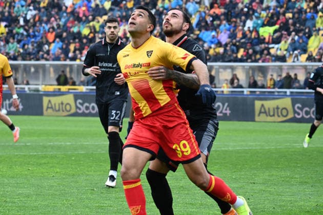 Walid Cheddira (Us Lecce) against Giuseppe Pezzella (US Cremonese) during US Lecce vs US Cremonese, Italian soccer Serie A match in Lecce, Italy, March 08 2026  Copyright: xPasqualexGolia IPAxSportx xipa-agency.netx xx IPA_72568581 IPA_Agency_IPA72568581