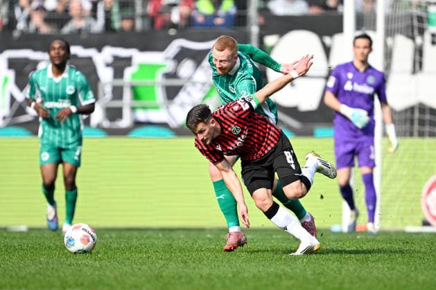 2. Bundesliga - Hannover 96 - SpVgg Greuther Fürth am 08.03.2026 in der HDI Arena in Hannover Enzo Leopold (Hannover) im Zweikampf gegen Paul Will (Fuerth)
