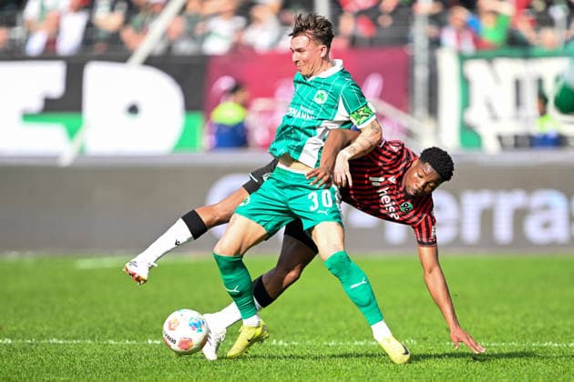 2. Bundesliga - Hannover 96 - SpVgg Greuther Fürth am 08.03.2026 in der HDI Arena in Hannover Felix Klaus (Fuerth) im Zweikampf gegen Ime Okon (Hannover).