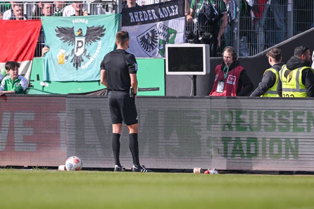 08.03.2026, Fussball, 2. Bundesliga, 25. Spieltag Saison 2025 2026, Preußen Münster - Hertha BSC, Schiedsrichter Felix Bickel schaut auf einen schwarzen Bildschirm, xRHR-FOTO TKx