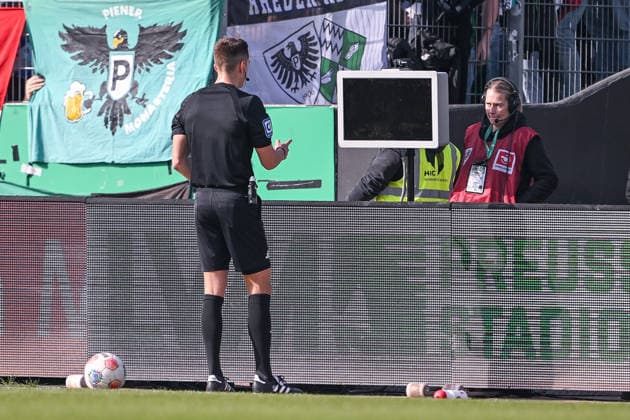 08.03.2026, Fussball, 2. Bundesliga, 25. Spieltag Saison 2025 2026, Preußen Münster - Hertha BSC, Schiedsrichter Felix Bickel schaut auf einen schwarzen Bildschirm, xRHR-FOTO TKx