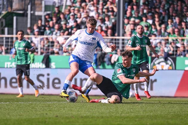 08.03.2026, Fussball, 2. Bundesliga, 25. Spieltag Saison 2025 2026, Preußen Münster - Hertha BSC, MichaÃ«l Cuisance (Hertha BSC) wird von Niko Koulis (Preußen Münster) gefoult . Anschließend gibt es Elfmeter xRHR-FOTO TKx