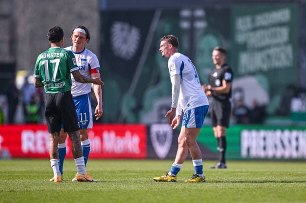 08.03.2026, Fussball, 2. Bundesliga, 25. Spieltag Saison 2025 2026, Preußen Münster - Hertha BSC, Oliver Batista Meier (Preußen Münster) spricht Fabian Reese (Hertha BSC) der auf MichaÃ«l Cuisance (Hertha BSC) Fuß zeigt, xRHR-FOTO TKx