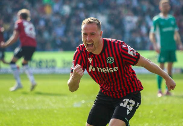 Deutschland: Fussball 2.Bundesliga 2025 2026, 25. Spieltag - Hannover 96 vs SpVgg Greuther Fürth - Heinz von Heiden Arena Stadion (Hannover): Tor und Torjubel zum Maurice Neubauer (Hannover 96, 33) Geste, Gestik, Emotion Hannover
