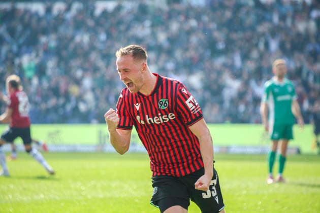 Deutschland: Fussball 2.Bundesliga 2025 2026, 25. Spieltag - Hannover 96 vs SpVgg Greuther Fürth - Heinz von Heiden Arena Stadion (Hannover): Tor und Torjubel zum Maurice Neubauer (Hannover 96, 33) Geste, Gestik, Emotion Hannover