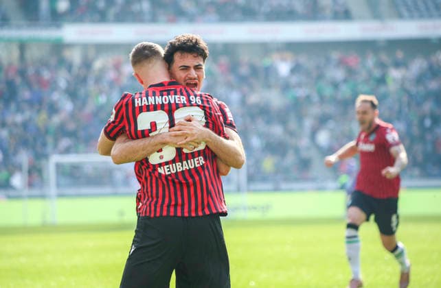 Deutschland: Fussball 2.Bundesliga 2025 2026, 25. Spieltag - Hannover 96 vs SpVgg Greuther Fürth - Heinz von Heiden Arena Stadion (Hannover): Tor und Torjubel zum Maurice Neubauer (Hannover 96, 33) Husseyn Chakroun (Hannover 96, 14) Geste, Gestik, Emotion Hannover