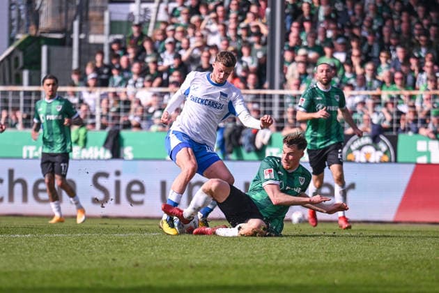 08.03.2026, Fussball, 2. Bundesliga, 25. Spieltag Saison 2025 2026, Preußen Münster - Hertha BSC, MichaÃ«l Cuisance (Hertha BSC) wird von Niko Koulis (Preußen Münster) gefoult . Anschließend gibt es Elfmeter xRHR-FOTO TKx