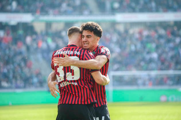 Deutschland: Fussball 2.Bundesliga 2025 2026, 25. Spieltag - Hannover 96 vs SpVgg Greuther Fürth - Heinz von Heiden Arena Stadion (Hannover): Tor und Torjubel zum Maurice Neubauer (Hannover 96, 33) Husseyn Chakroun (Hannover 96, 14) Geste, Gestik, Emotion Hannover