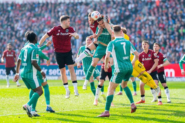 08.03.2026 - Fußball, 2025 2026, 2. Bundesliga, 25. Spieltag, Hannover 96 - SpVgg Greuther Fürth: (L-R) Benjamin Källman (Hannover), Virgil GhiÈ›a (Hannover), Philipp Ziereis (Fürth), Silas Prüfrock (Fürth) DFL REGULATIONS PROHIBIT ANY USE OF PHOTOGRAPHS AS IMAGE SEQUENCES AND OR QUASI-VIDEO.