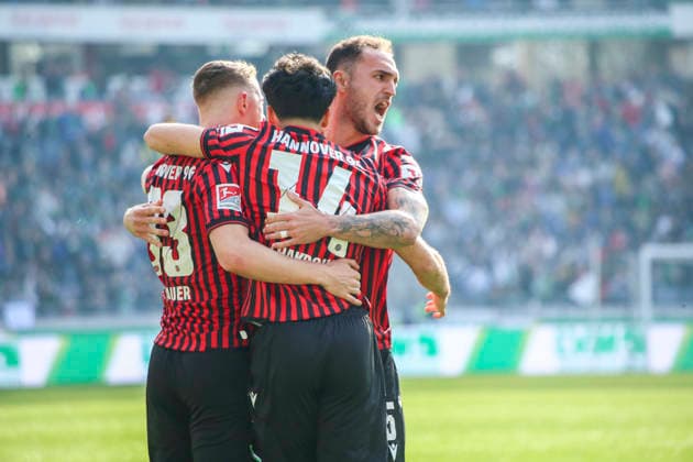 Deutschland: Fussball 2.Bundesliga 2025 2026, 25. Spieltag - Hannover 96 vs SpVgg Greuther Fürth - Heinz von Heiden Arena Stadion (Hannover): Tor und Torjubel zum Maurice Neubauer (Hannover 96, 33) Husseyn Chakroun (Hannover 96, 14) Geste, Gestik, Emotion Hannover