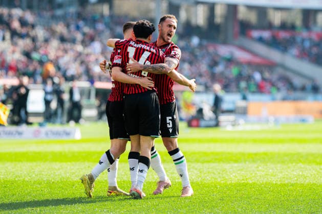 08.03.2026 - Fußball, 2025 2026, 2. Bundesliga, 25. Spieltag, Hannover 96 - SpVgg Greuther Fürth: (L-R) Maurice Neubauer (Hannover) jubelt nach seinem Tor zum 1:1 mit Husseyn Chakroun (Hannover), Virgil GhiÈ›a (Hannover) DFL REGULATIONS PROHIBIT ANY USE OF PHOTOGRAPHS AS IMAGE SEQUENCES AND OR QUASI-VIDEO.