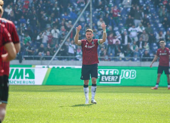 Deutschland: Fussball 2.Bundesliga 2025 2026, 25. Spieltag - Hannover 96 vs SpVgg Greuther Fürth - Heinz von Heiden Arena Stadion (Hannover): Tor und Torjubel zum Enzo Leopold (Hannover 96, 8) Geste, Gestik, Emotion Hannover