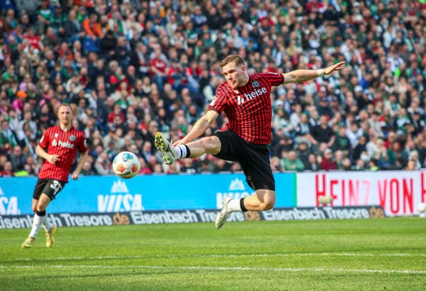 Deutschland: Fussball 2.Bundesliga 2025 2026, 25. Spieltag - Hannover 96 vs SpVgg Greuther Fürth - Heinz von Heiden Arena Stadion (Hannover): Benjamin Källman Benjamin Kallman (Hannover 96, 9) Hannover
