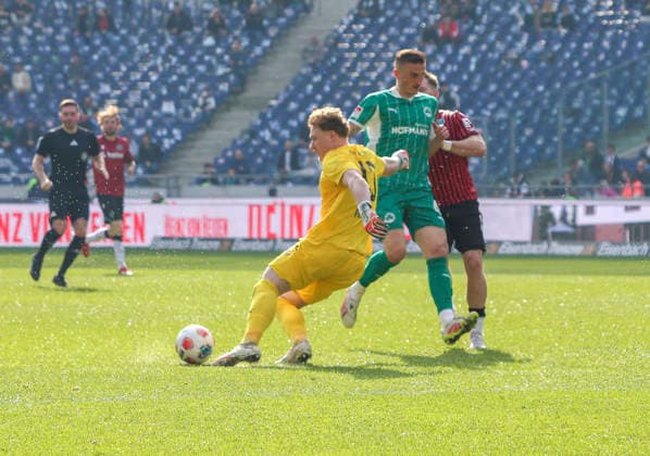 Deutschland: Fussball 2.Bundesliga 2025 2026, 25. Spieltag - Hannover 96 vs SpVgg Greuther Fürth - Heinz von Heiden Arena Stadion (Hannover): im Zweikampf Silas Prüfrock Silas Prufrock (SpVgg Greuther Fürth, 43) Hannover