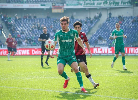Deutschland: Fussball 2.Bundesliga 2025 2026, 25. Spieltag - Hannover 96 vs SpVgg Greuther Fürth - Heinz von Heiden Arena Stadion (Hannover): Reno Münz Reno Munz (SpVgg Greuther Fürth, 5) Husseyn Chakroun (Hannover 96, 14) Hannover
