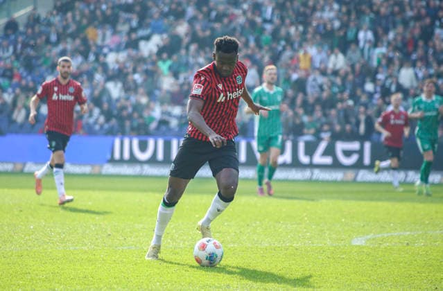 Deutschland: Fussball 2.Bundesliga 2025 2026, 25. Spieltag - Hannover 96 vs SpVgg Greuther Fürth - Heinz von Heiden Arena Stadion (Hannover): Torchance Mustapha Bundu (Hannover 96, 7) Hannover