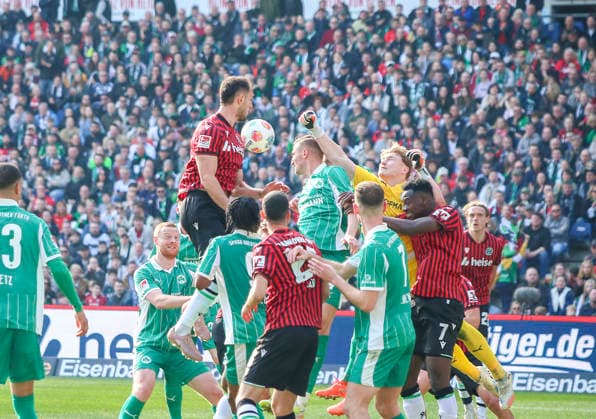 Deutschland: Fussball 2.Bundesliga 2025 2026, 25. Spieltag - Hannover 96 vs SpVgg Greuther Fürth - Heinz von Heiden Arena Stadion (Hannover): Virgil GhiÅ£Äƒ Virgil Ghita (Hannover 96, 5) Silas Prüfrock Silas Prufrock (SpVgg Greuther Fürth, 43) Hannover