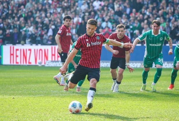 Deutschland: Fussball 2.Bundesliga 2025 2026, 25. Spieltag - Hannover 96 vs SpVgg Greuther Fürth - Heinz von Heiden Arena Stadion (Hannover): Elfmeter ausgeführt von Spieler Enzo Leopold (Hannover 96, 8) Hannover