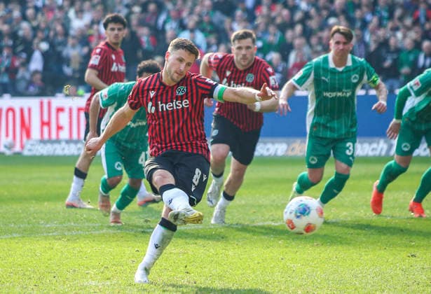 Deutschland: Fussball 2.Bundesliga 2025 2026, 25. Spieltag - Hannover 96 vs SpVgg Greuther Fürth - Heinz von Heiden Arena Stadion (Hannover): Elfmeter ausgeführt von Spieler Enzo Leopold (Hannover 96, 8) Hannover