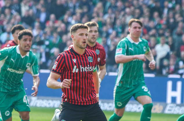 Deutschland: Fussball 2.Bundesliga 2025 2026, 25. Spieltag - Hannover 96 vs SpVgg Greuther Fürth - Heinz von Heiden Arena Stadion (Hannover): Geste, Gestik, Emotion Enzo Leopold (Hannover 96, 8) Hannover