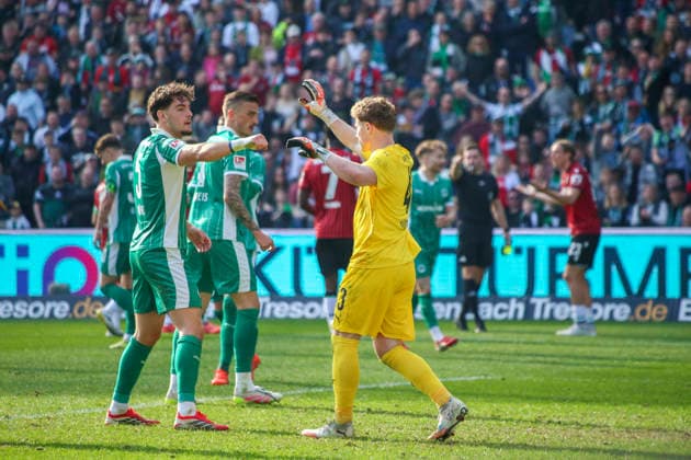 Deutschland: Fussball 2.Bundesliga 2025 2026, 25. Spieltag - Hannover 96 vs SpVgg Greuther Fürth - Heinz von Heiden Arena Stadion (Hannover): Silas Prüfrock Silas Prufrock (SpVgg Greuther Fürth, 43) Reno Münz Reno Munz (SpVgg Greuther Fürth, 5) Hannover