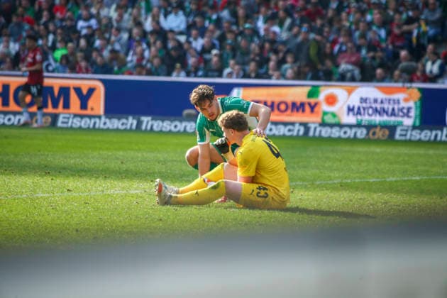 Deutschland: Fussball 2.Bundesliga 2025 2026, 25. Spieltag - Hannover 96 vs SpVgg Greuther Fürth - Heinz von Heiden Arena Stadion (Hannover): Silas Prüfrock Silas Prufrock (SpVgg Greuther Fürth, 43) Reno Münz Reno Munz (SpVgg Greuther Fürth, 5) Hannover