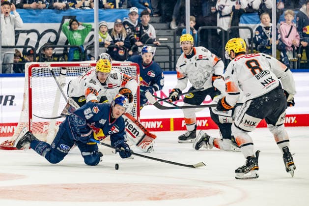 Daniel Wirt (Loewen Frankfurt, 76) verteidigt hier erfolgreich gegen Patrick Hager (EHC Red Bull Muenchen, 52) GER, EHC Red Bull Muenchen vs. Loewen Frankfurt, Eishockey, DEL, 50. Spieltag, Saison 2025 2026, 08.03.2026. GER, EHC Red Bull Muenchen vs. Loewen Frankfurt, Eishockey, DEL, 50. Spieltag, Saison 2025 2026, 08.03.2026. Muenchen *** Daniel Wirt Loewen Frankfurt, 76 defends here successfully against Patrick Hager EHC Red Bull Muenchen, 52 GER, EHC Red Bull Muenchen vs Loewen Frankfurt, Ice Hockey, DEL, 50 Matchday, Season 2025 2026, 08 03 2026 GER, EHC Red Bull Muenchen vs Loewen Frankfurt, Ice Hockey, DEL, 50 Matchday, Season 2025 2026, 08 03 2026 Muenchen Copyright: xEibner-Pressefoto FranzxFeinerx EP_HFR