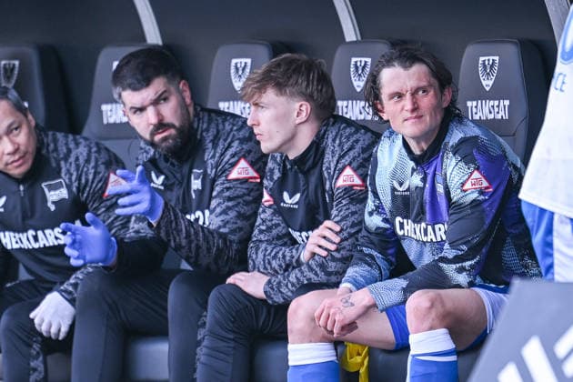 08.03.2026, Fussball, 2. Bundesliga, 25. Spieltag Saison 2025 2026, Preußen Münster - Hertha BSC, Fabian Reese (Hertha BSC) ärgert sich auf der Auswechselbank. xRHR-FOTO TKx