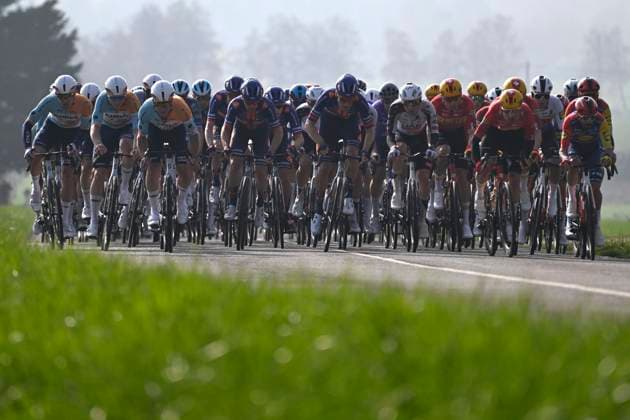 Paris Nice 2026 Stage 1 CARRIERES-SOUS-POISSY, FRANCE - MARCH 08 : illustration picture peloton during stage 1 of the 84th edition of Paris - Nice an UCI World Tour 2.UWT cycling road race stage for Men Elite of 171.2 km with start in Acheres and finish in Carrieres-sous-Poissy on March 8, 2026 in Carrieres-sous-Poissy, France, 08 03 2026 ( Motordriver Guy De Vuyst - Carrieres-sous-Poissy France  Copyright: xNicoxVereeckenx