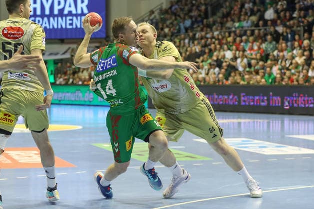 08.03.2026, xgox, Handball - Daikin HBL SC Magdeburg - TSV Hannover-Burgdorf emspor, v.l. Omar Ingi Magnusson (Magdeburg, 14), Justus Fischer (Hannover, 54) Zweikampf, Duell, Kampf, tackle Magdeburg
