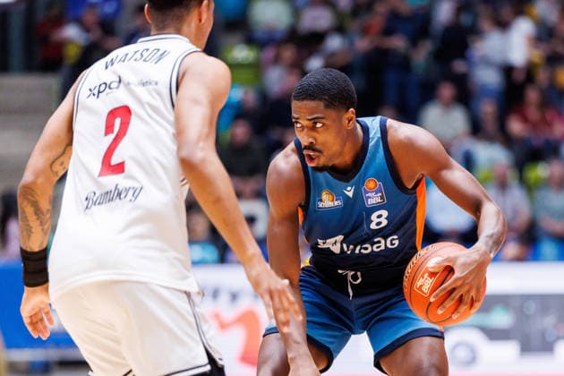easycredit BBL, Frankfurt Skyliners - BMA365 Bamberg Baskets, 08.03.2026 William Christmas (Frankfurt Skyliners, 8) mit Ball gegen Ibi Watson (BMA365 Bamberg Baskets, 2) Spiel der easycredit BBL Frankfurt Skyliners - BMA365 Bamberg Baskets; am 23. Spieltag der Saison 25 26 in der Süwag Energie ARENA am 08.03.2026 Copyright: xBEAUTIFULxSPORTS Hahnex