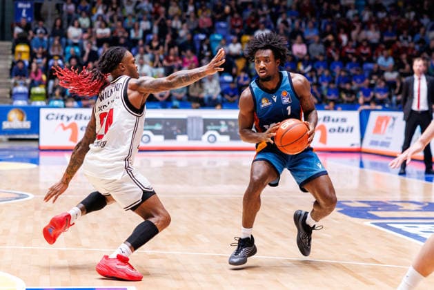 easycredit BBL, Frankfurt Skyliners - BMA365 Bamberg Baskets, 08.03.2026 Isaiah Swope (Frankfurt Skyliners, 1) mit Ball gegen Cobe Williams (BMA365 Bamberg Baskets, 24) Spiel der easycredit BBL Frankfurt Skyliners - BMA365 Bamberg Baskets; am 23. Spieltag der Saison 25 26 in der Süwag Energie ARENA am 08.03.2026 Copyright: xBEAUTIFULxSPORTS Hahnex