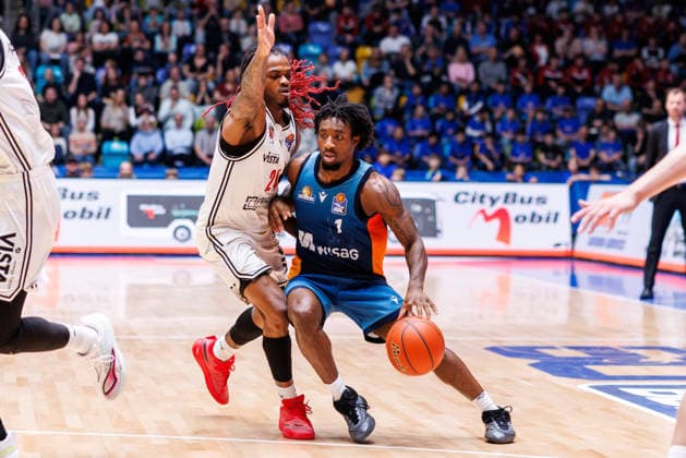 easycredit BBL, Frankfurt Skyliners - BMA365 Bamberg Baskets, 08.03.2026 Isaiah Swope (Frankfurt Skyliners, 1) mit Ball gegen Cobe Williams (BMA365 Bamberg Baskets, 24) Spiel der easycredit BBL Frankfurt Skyliners - BMA365 Bamberg Baskets; am 23. Spieltag der Saison 25 26 in der Süwag Energie ARENA am 08.03.2026 Copyright: xBEAUTIFULxSPORTS Hahnex